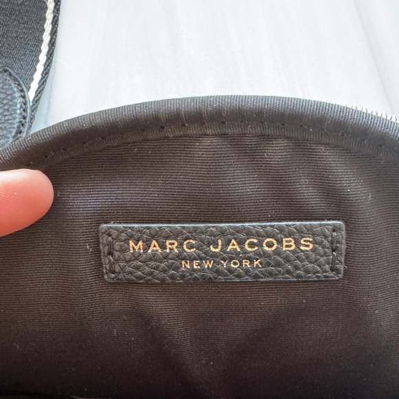 Marc Jacobs
Rewind Oval Leather Crossbody Black - Like New 🖤 - Picture 12 of 16